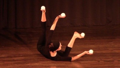 Roxana-Kuwen-juggler-atlas-act